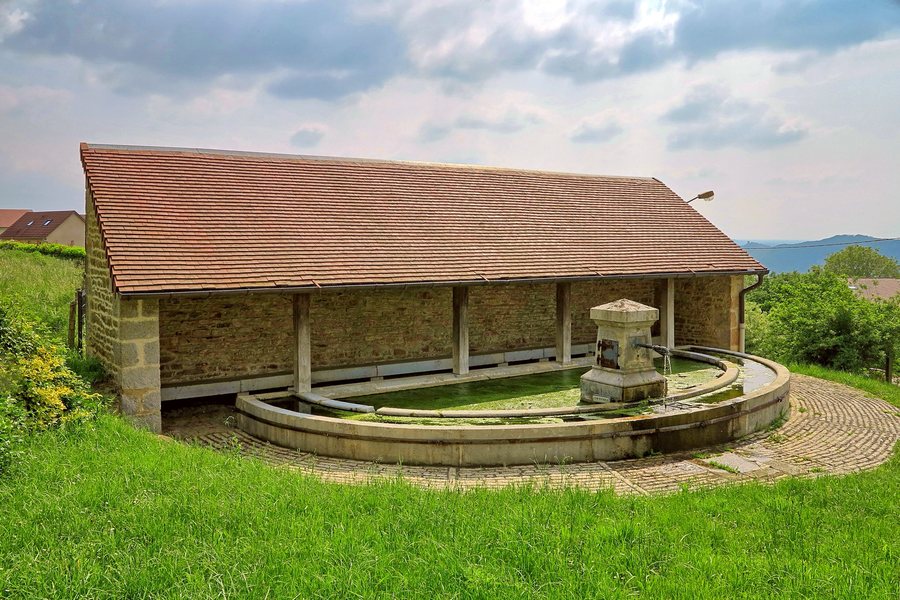 File:Larnod, le lavoir-abreuvoir.jpg