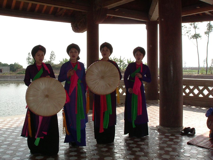 Quan-Họ-Ensemble am Đền Đô-Tempel in Bắc Ninh