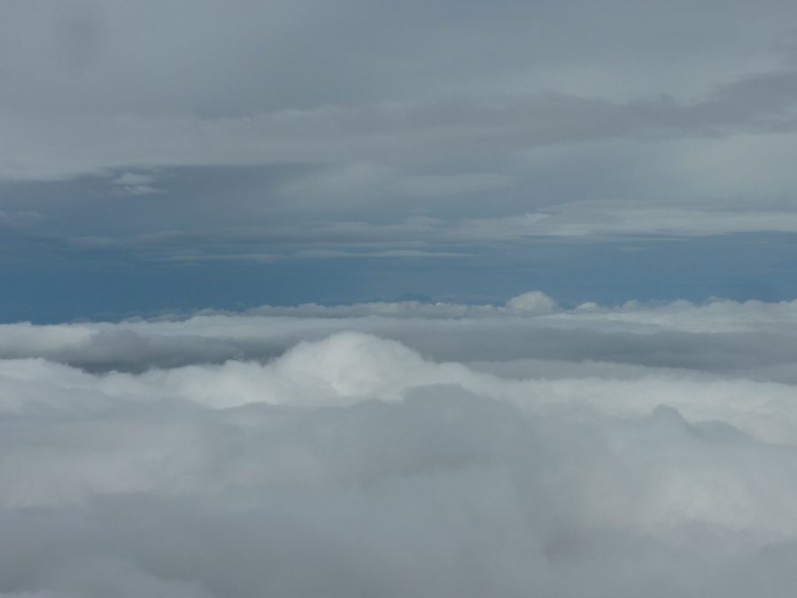 Blick vom Mount Ramelau über eine geschlossene Wolkendecke zu fernen Berggipfeln in Timor-Leste.