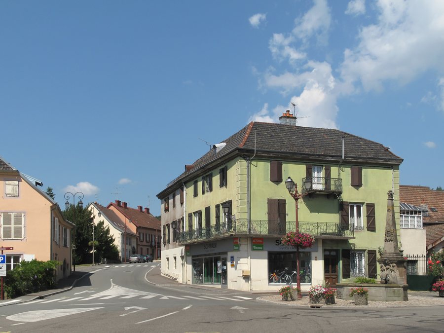 File:Giromagny, monument commémoratif de la réunion de l'Alsace à la France en 1648 PA00101151 in straatzicht foto5 2013-07-22 11.22.jpg