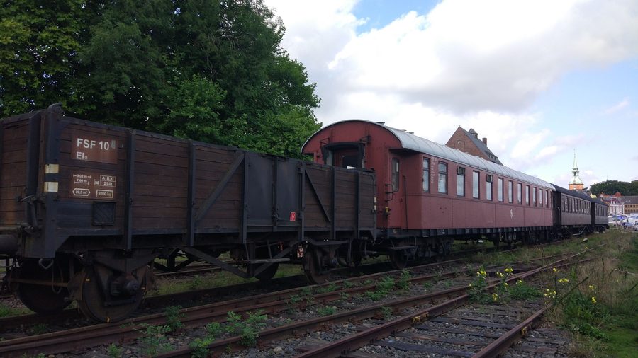 Ferrovia a vapore dell’Angeln con carrozze merci e passeggeri nella stazione di Kappeln