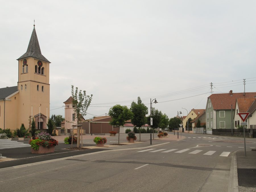 File:Durrenentzen, l'église Saint-Blaise in straatzicht foto5 2013-07-24 13.04.jpg