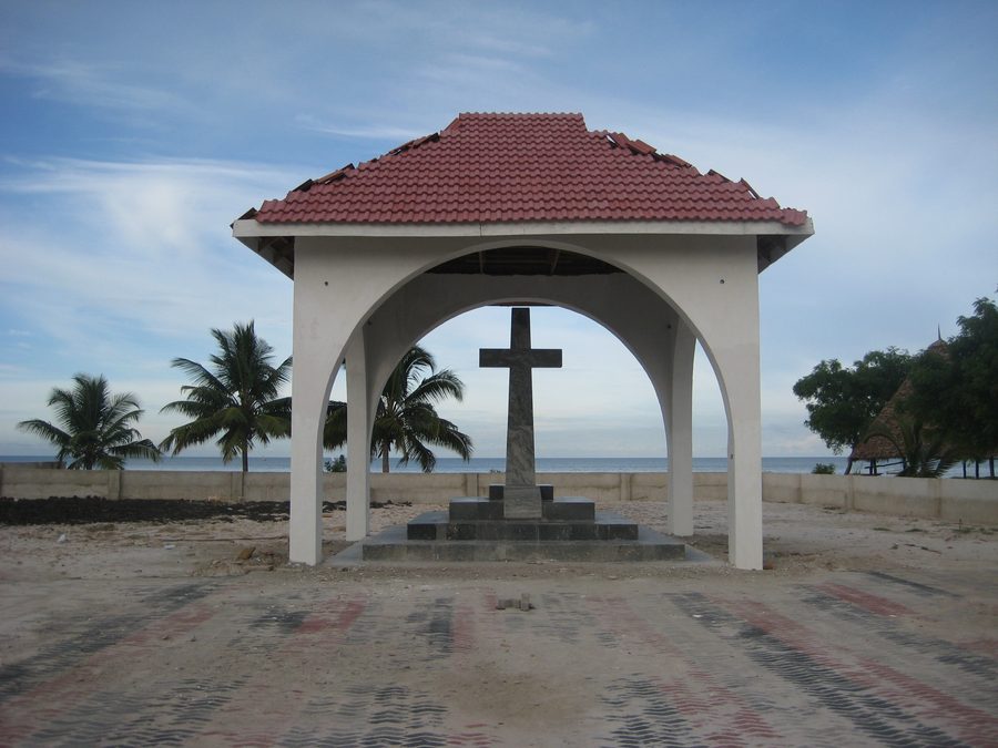 Gedenkkreuz für Pater Antoine Horner in Bagamoyo, Tansania