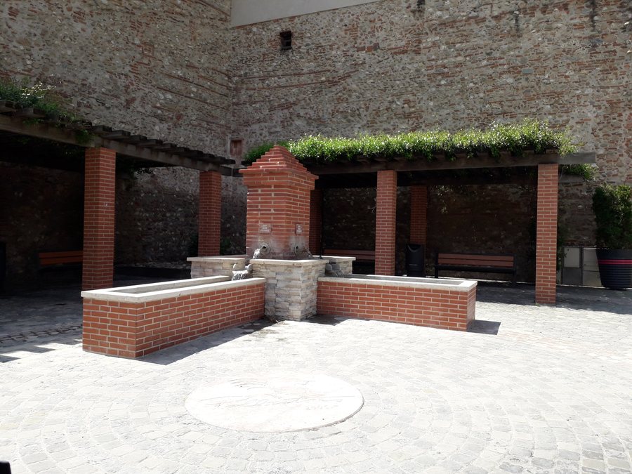 File:Fontaine de Pollestres (66).jpg