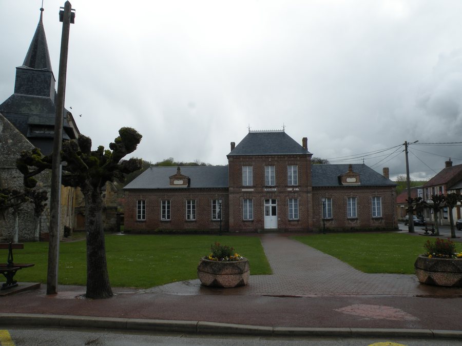 File:Fresneaux-Montchevreuil mairie.JPG