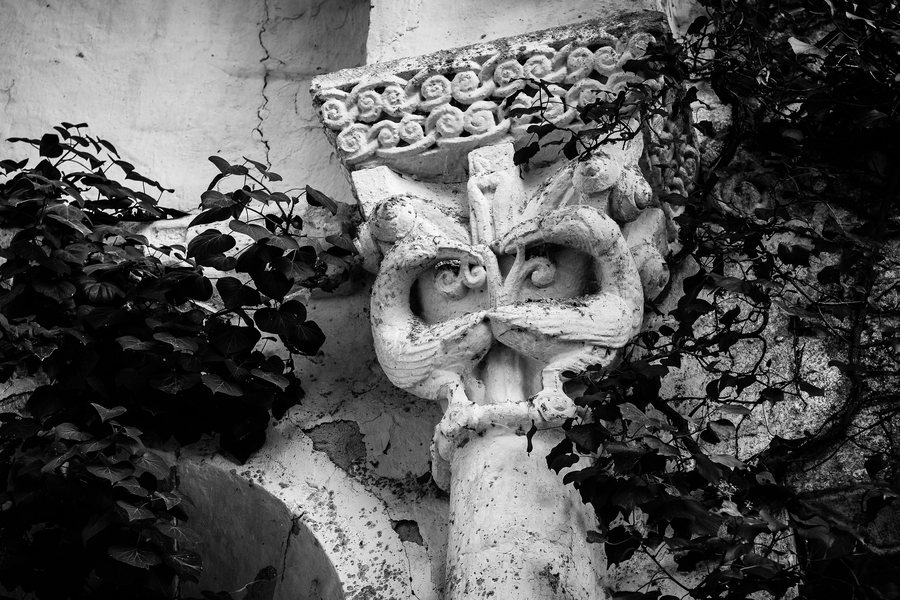 File:Détail d'un pilier de l'église en ruines de Saint-Cyprien de Dolmayrac.jpg