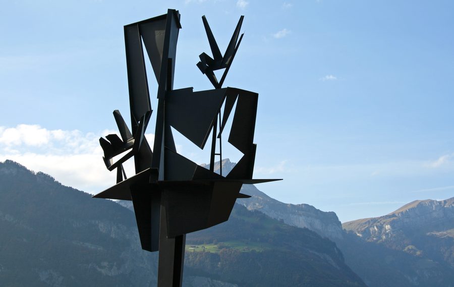 Scultura «Schwörende Hände» al porto di Flüelen