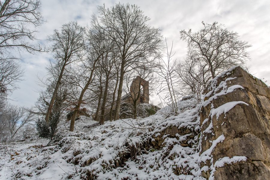 File:Ferrette, Château (16339271996).jpg