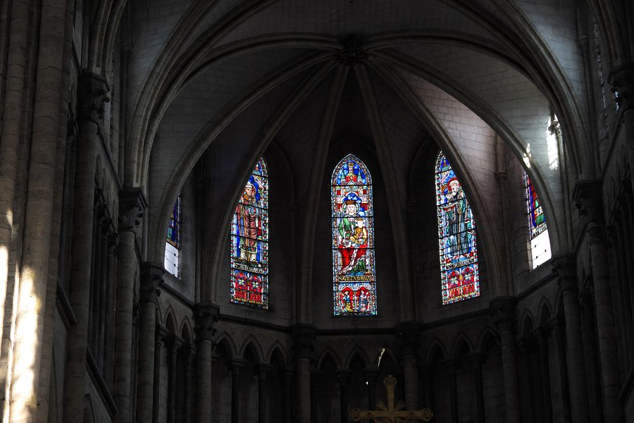 Bleiglasfenster im Chor der Kathedrale Notre-Dame in Saint-Omer