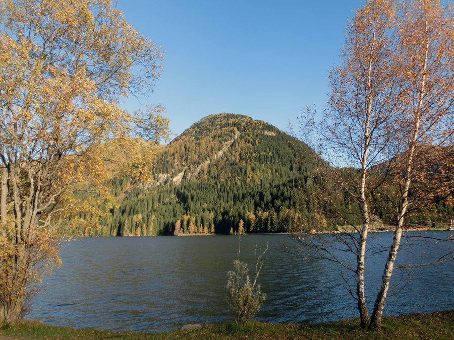Davosersee mit dem Seehorn und umliegender alpiner Berglandschaft