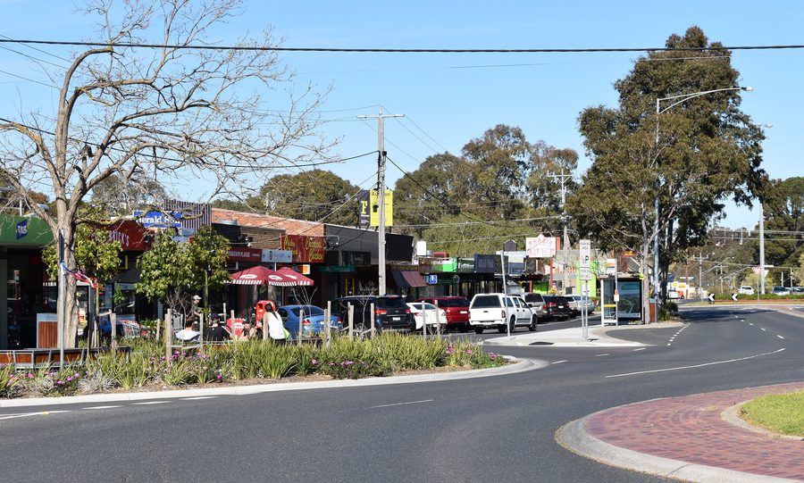 Fila di negozi a Keilor Village in Victoria