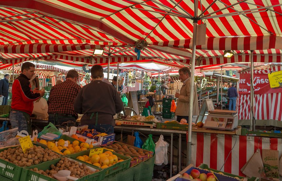 Hauptmarkt di Norimberga con la Frauenkirche