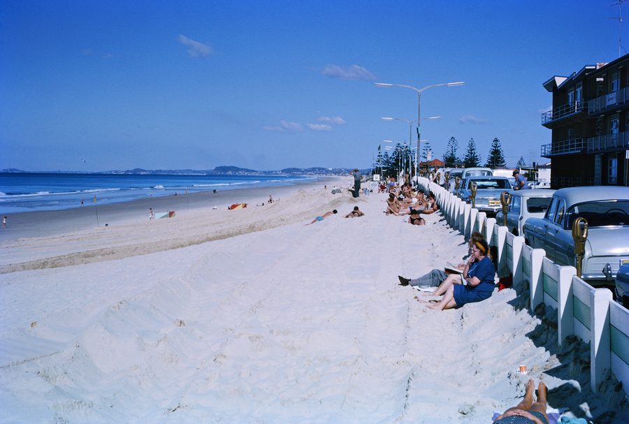 Spiaggia di Surfers Paradise con lo skyline di grattacieli della Gold Coast sullo sfondo.
