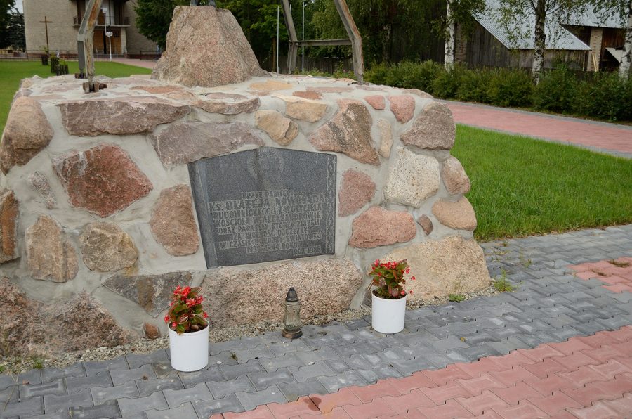 Denkmal an der Kirche im Dorf Aleksandrów, Polen
