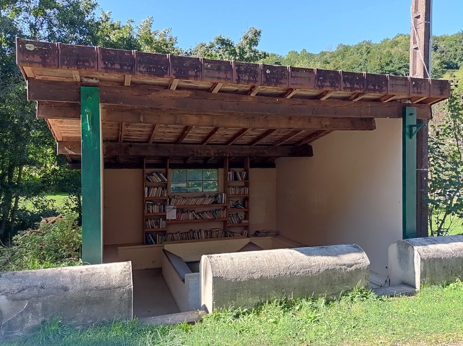 File:Gizia Boîte à livres 02.jpg