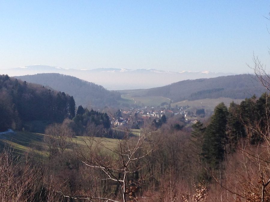 Blick auf Bollschweil im Hexental, umgeben von den Vorbergen des Südschwarzwaldes