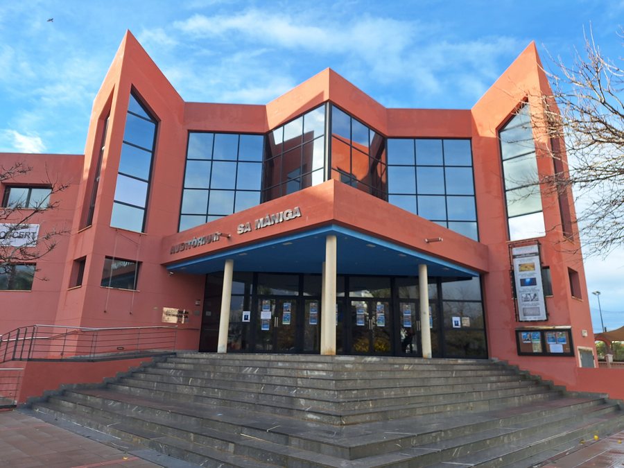 File:Auditorium Sa Maniga Cala Millor entrance.jpg