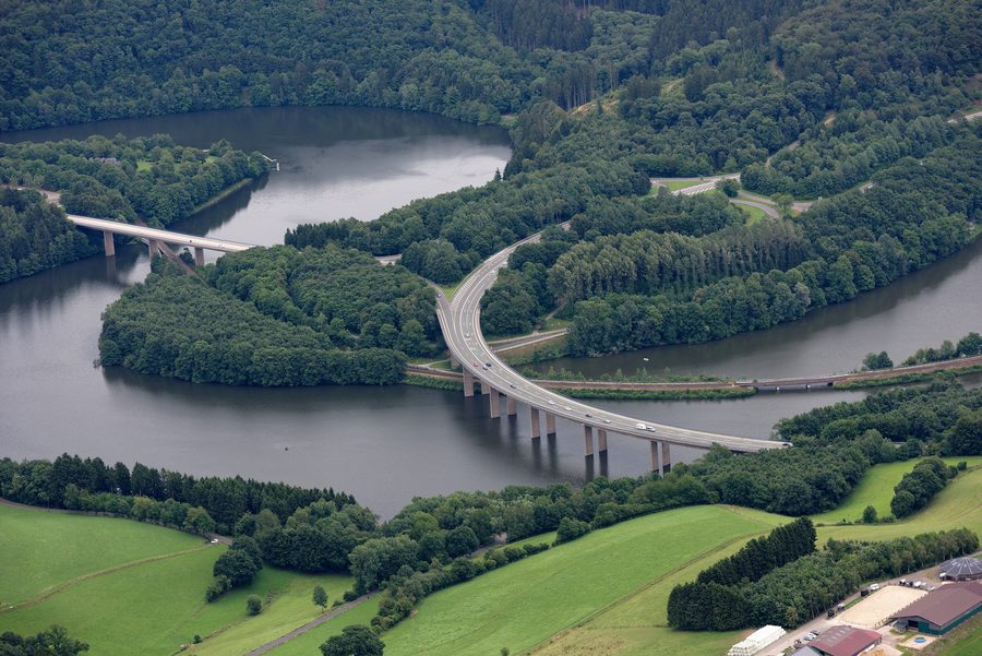 Luftaufnahme des Biggesees bei Olpe mit Talbrücken und Eisenbahndamm