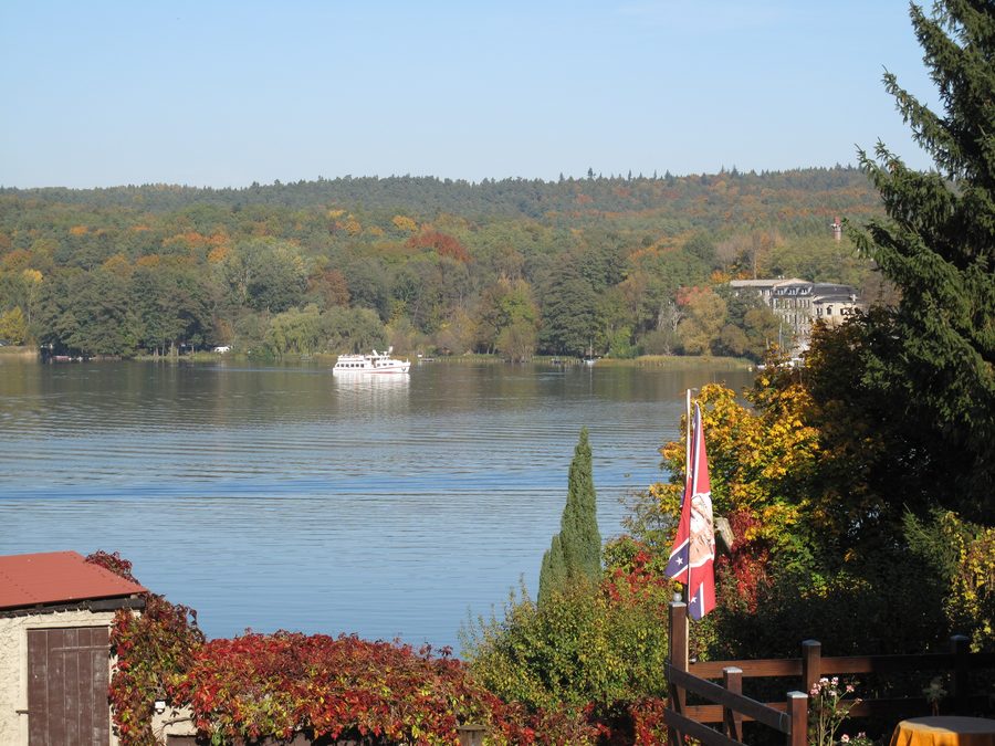 Blick über den Schermützelsee in Buckow auf das gegenüberliegende Ufer