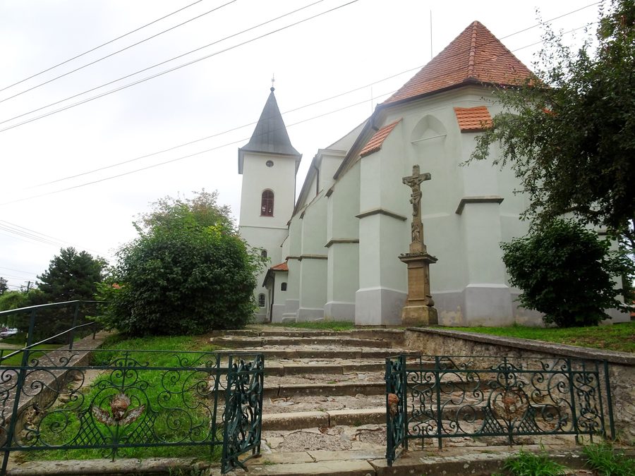 Außenansicht der Kirche Mariä Geburt in Vémyslice