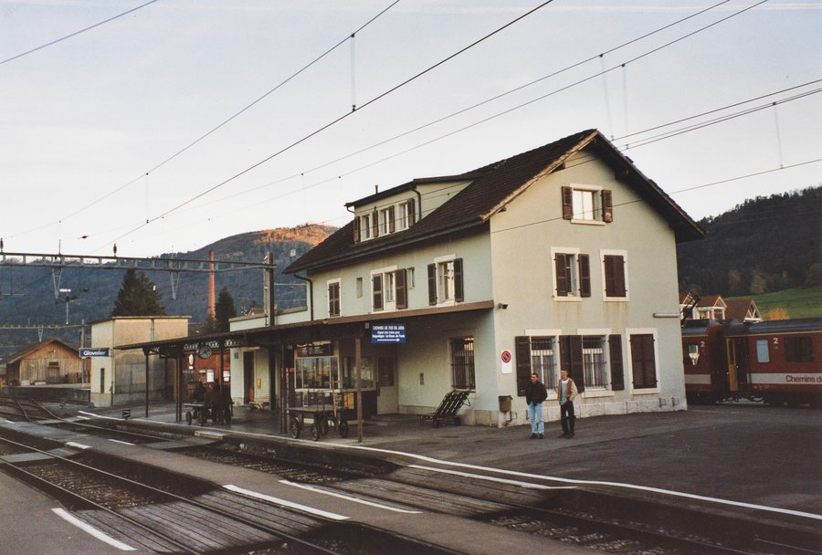 File:SBB Historic - F 122 00429 005 - Glovelier Stationsgebaeude Bahnseite.jpg