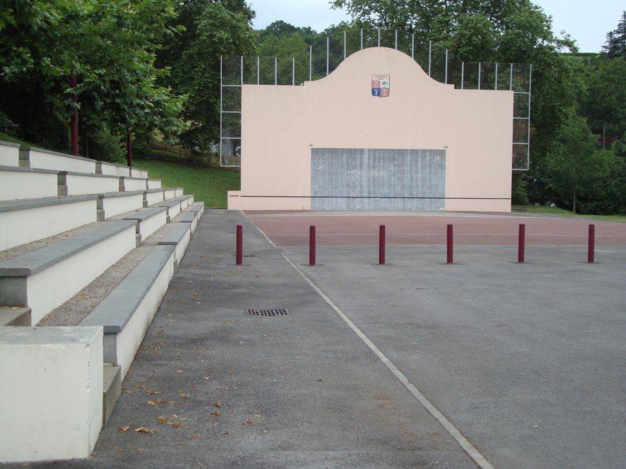 File:Ayherre (Pyr-Atl, Fr) fronton.JPG