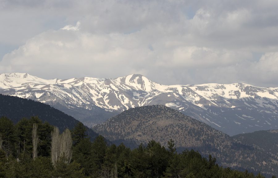 Vista sui monti del Tauro dietro il villaggio di Kızılağaç nel distretto di Saimbeyli