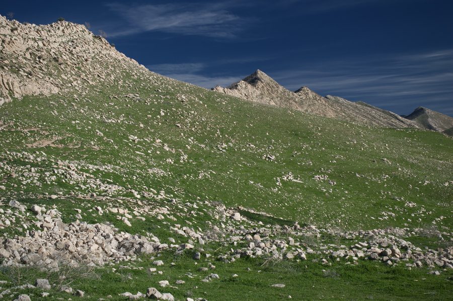 Paesaggio montano presso Dween nel distretto di Shaqlawa con fiume, colline e montagne.