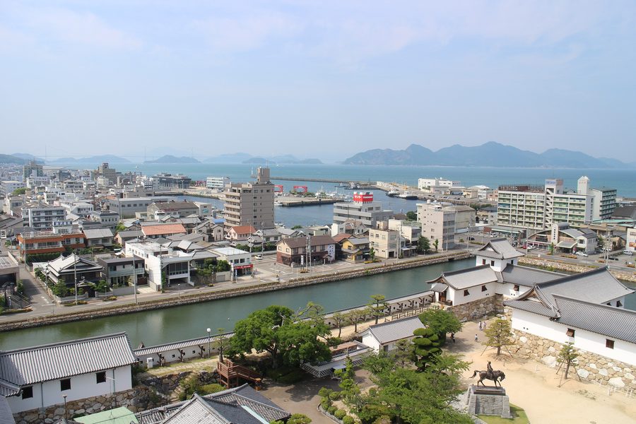 Blick auf Imabari in der Präfektur Ehime vom Burgturm