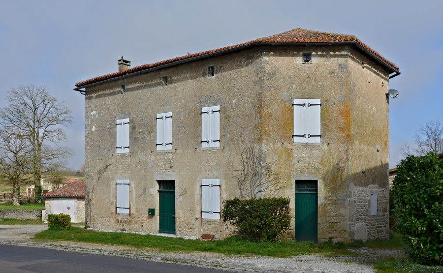 File:Benest 16 Habitat Maison de village 2014.jpg