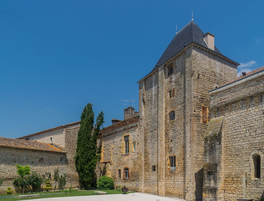 File:Castle of Montricoux 01.jpg