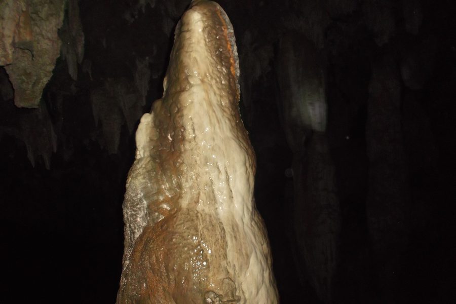 Estalagmite im Inneren der Gruta de Bacaetava in Colombo, Paraná
