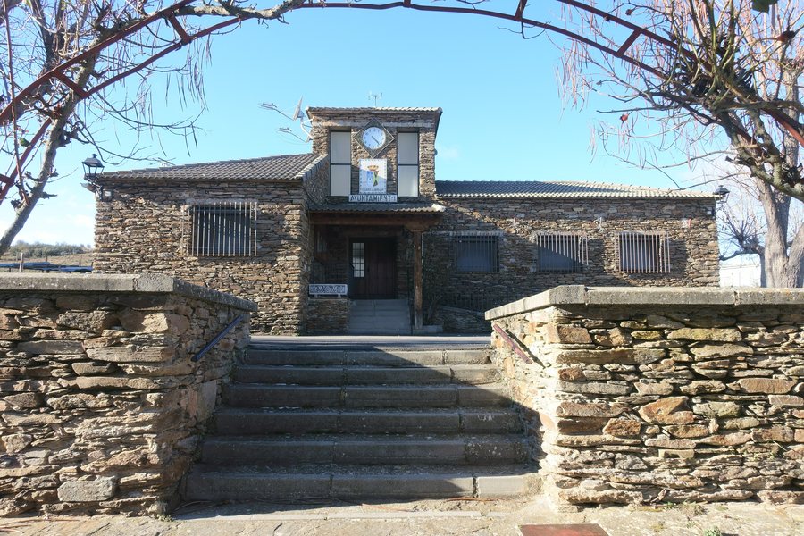 File:Ayuntamiento de Villares de Jadraque 01.jpg