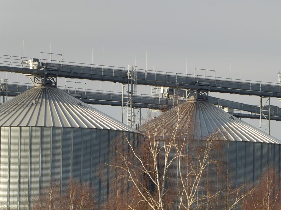 Silos in der Nähe von Mulmshorn in ländlicher Landschaft