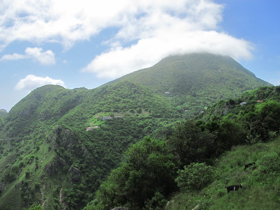 Mount Scenery auf Saba, von Wolken gekrönt