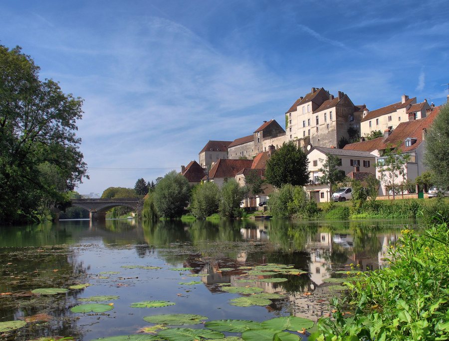 File:Pesmes, le château vu depuis l'île de la sauvageonne.jpg