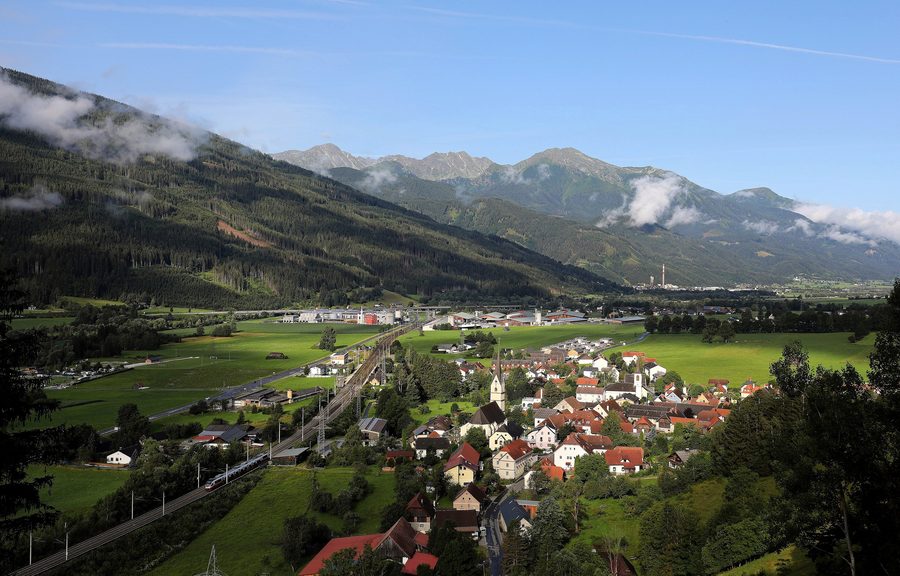 Landschaft bei Gaishorn am See mit der Ortschaft Trieben im Hintergrund