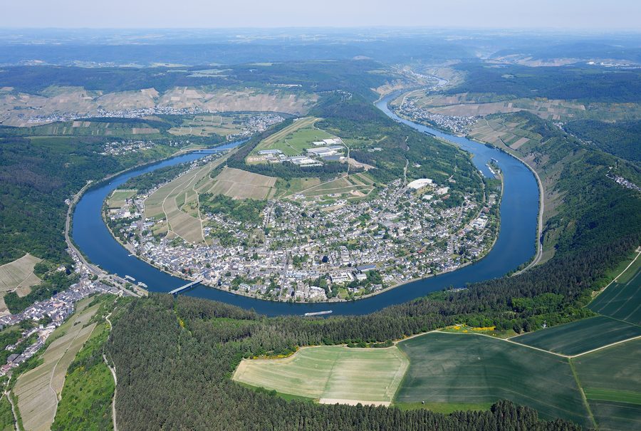 Luftaufnahme der Mosel bei Traben-Trarbach mit Fluss, Weinbergen und bewaldeten Hängen