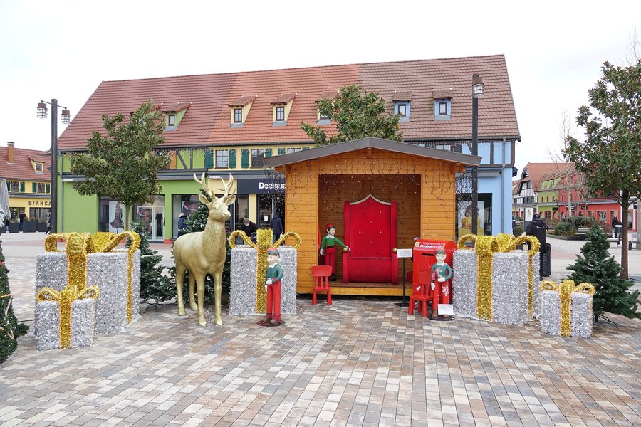File:Décor - cadeaux et fauteuil du père Noël (Roppenheim).jpg