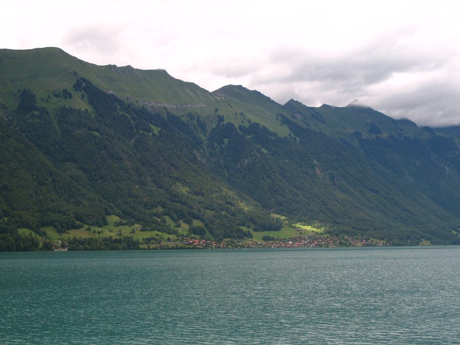 Brienzersee bei Oberried mit Berglandschaft im Hintergrund