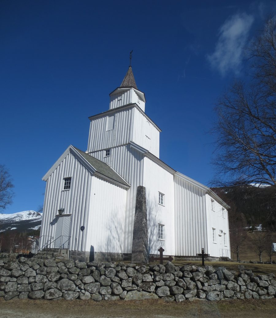 Valle Church con un memoriale davanti
