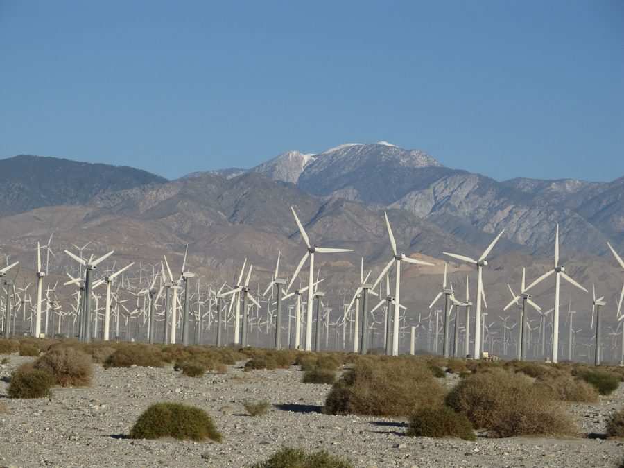 Parco eolico nel paesaggio del Passo di San Gorgonio presso Palm Springs, California