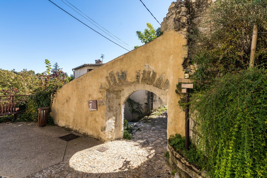 File:La Porte Neuve, Sauve, Gard, France-6454.jpg