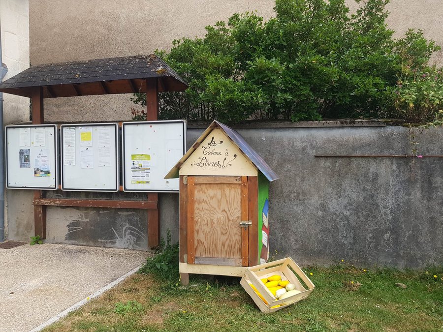 File:La Chapelle-Moulière - Place de la Mairie - boîte à livres.jpg