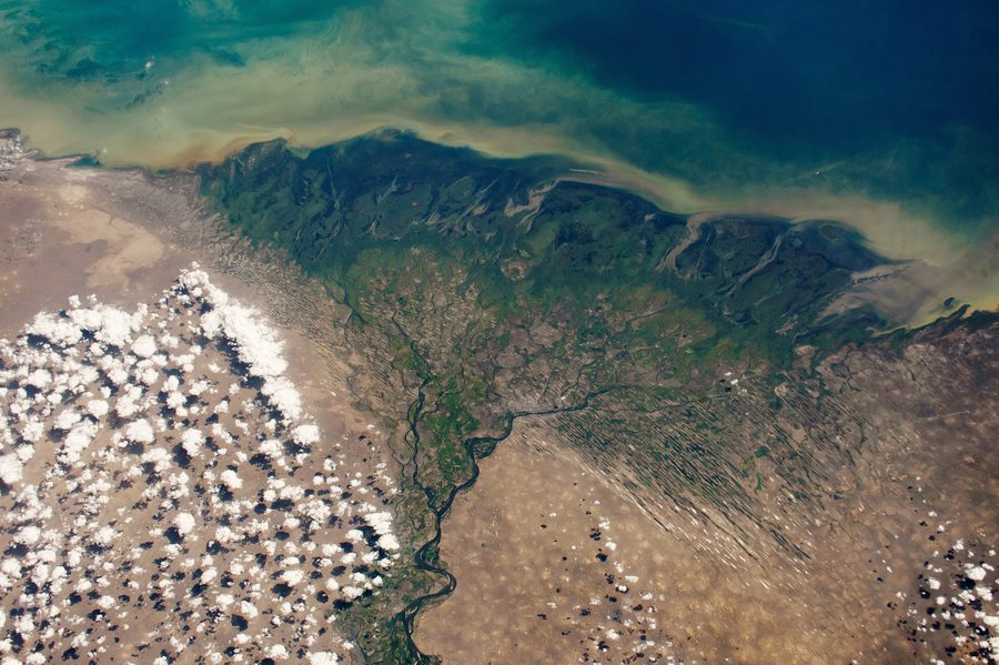 Vista aerea del delta del fiume Volga nell'oblast' di Astrakhan