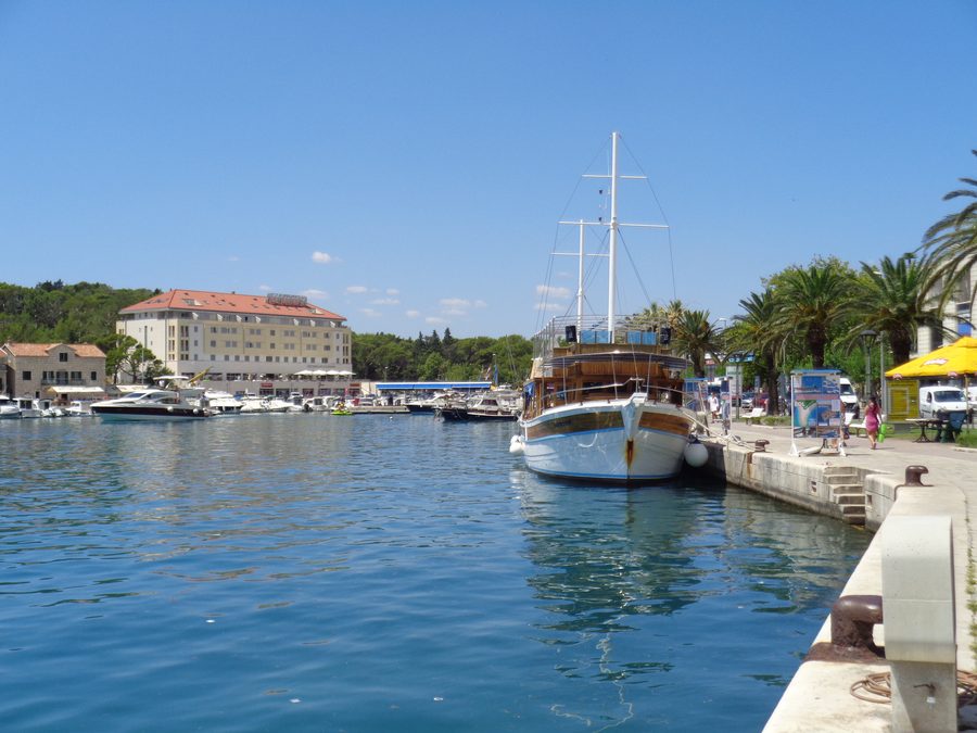 Porto di Makarska sulla costa adriatica della Croazia