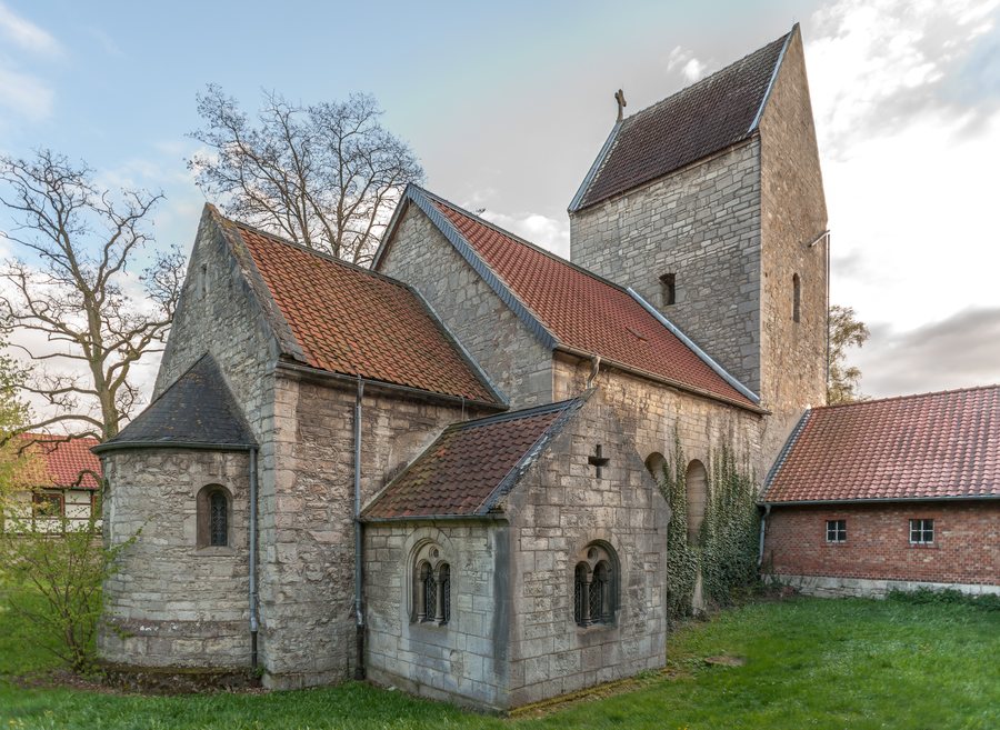 File:20170422 Kirche StNicolai Kneitlingen NiederSachsen DSC01085 PtrQs.jpg