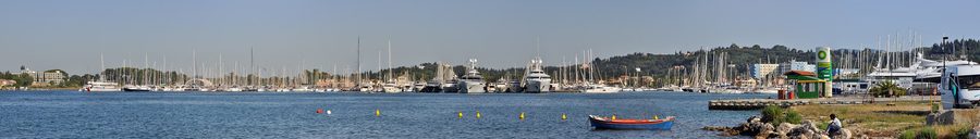 Marina di Gouvia a Corfù con yacht e scenario sul lungomare