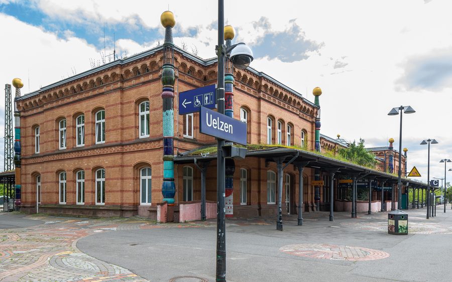 La stazione di Uelzen trasformata da Friedensreich Hundertwasser