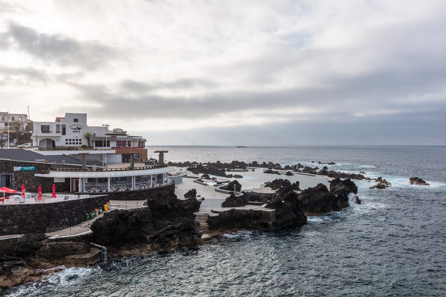 Piscine naturali vulcaniche di acqua di mare a Porto Moniz, a Madeira